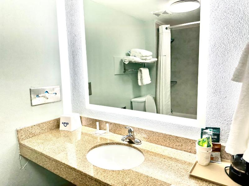 Room with One King and Two Double Beds with Bath Tub - Mobility Accessible/Non-Smoking image 2