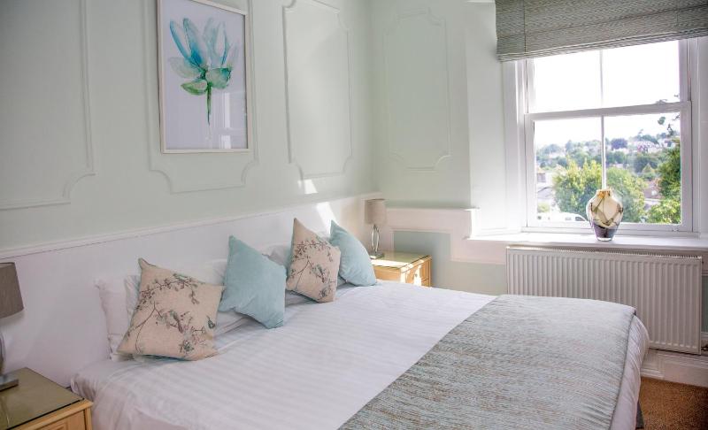 Carlton Court - image 33