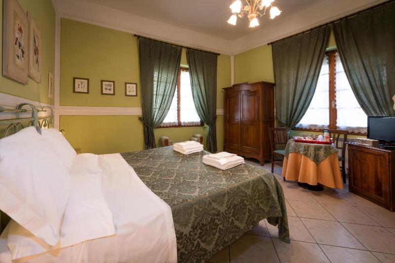 Double Room image 4