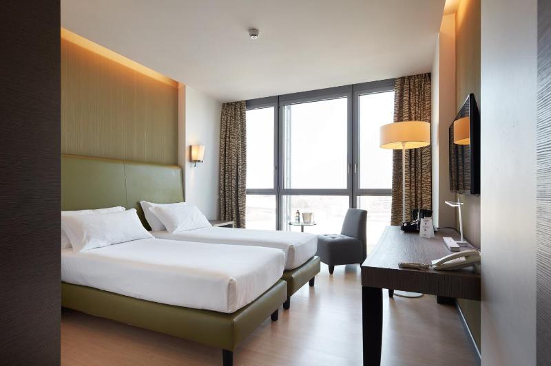 Standard Twin Room image 4