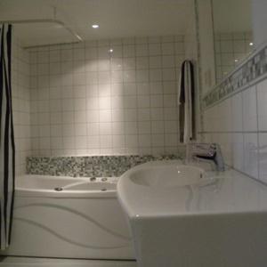 Double Room with Spa Bath image 4