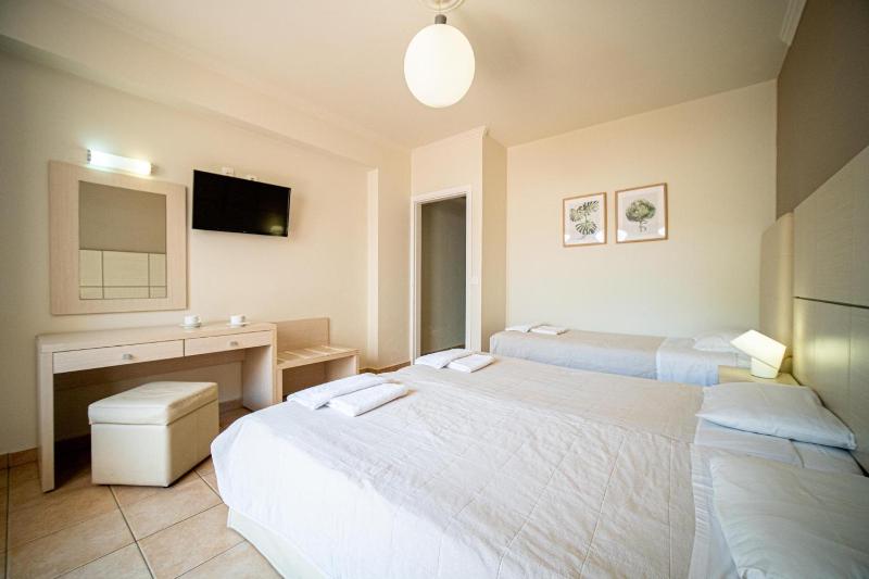 Economy Triple Room image 2