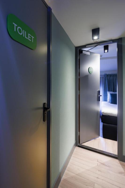 Single Room with Shared Toilet image 2