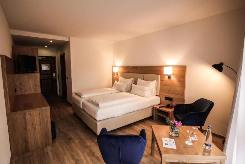 Double Room with Balcony image 4