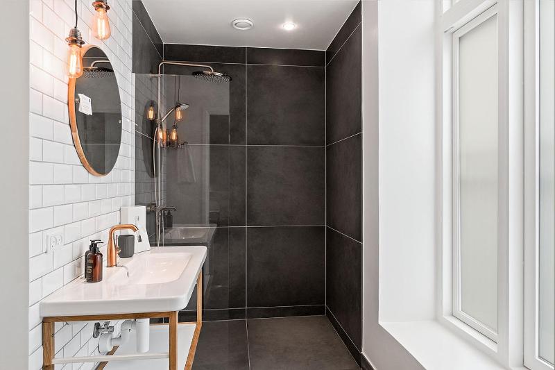 Small Double Room image 4