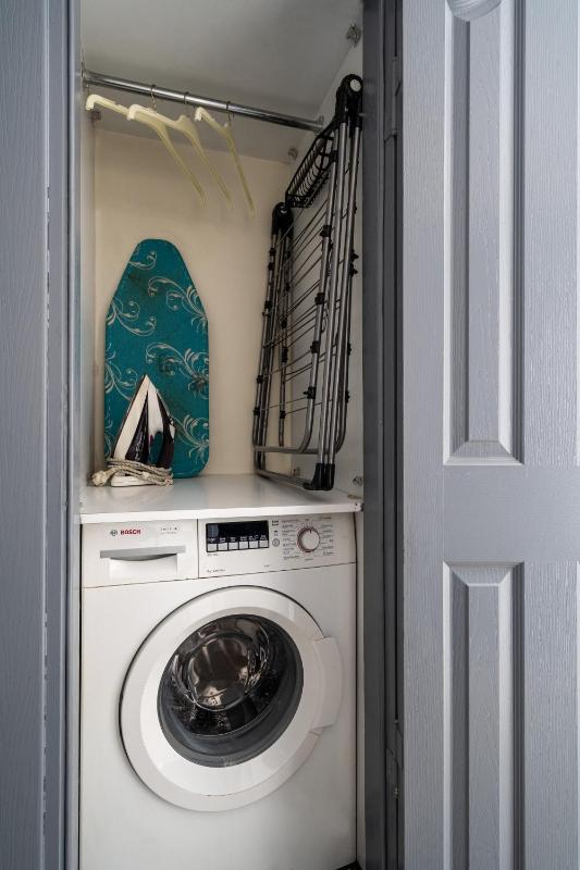 One-Bedroom Apartment image 2
