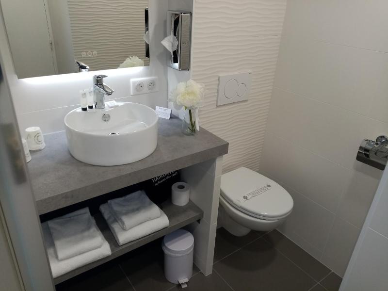 Comfort Double Room with lateral Sea View image 4