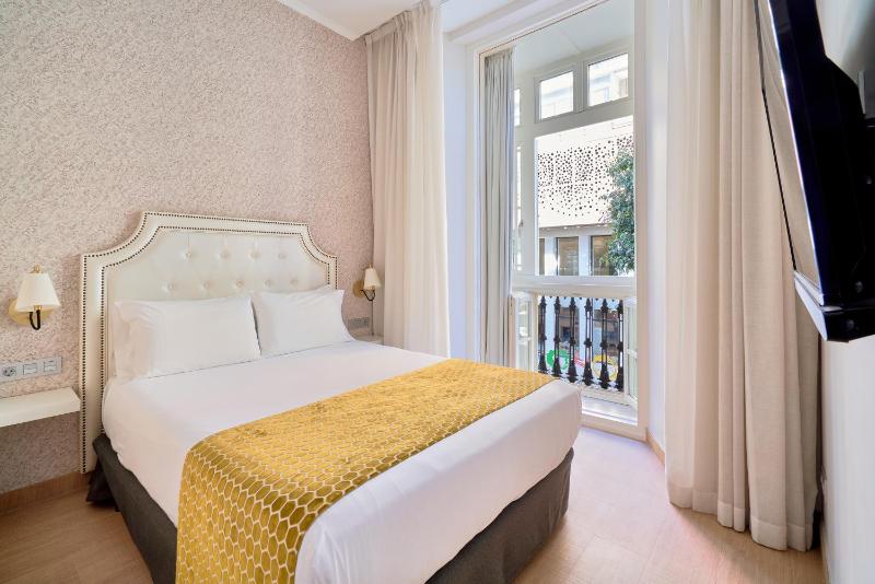 One-Bedroom Suite with Balcony image 1