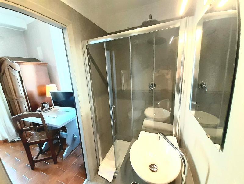 Standard Single Room image 4