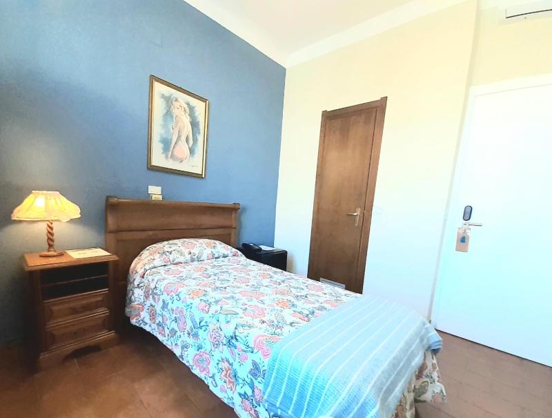 Standard Single Room image 2