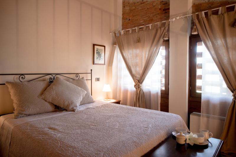 One-Bedroom Apartment image 1