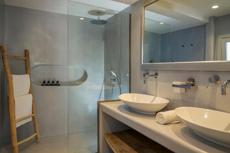 Senior Suite Sea View image 3