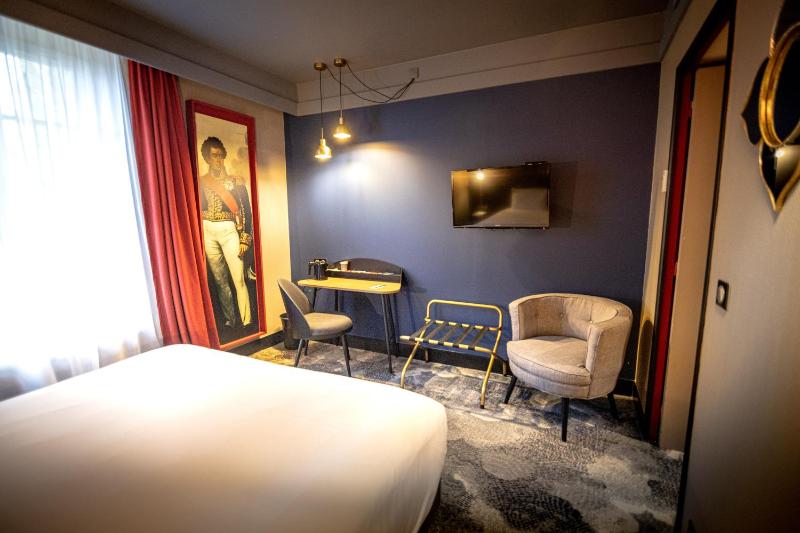 Standard King Room image 3