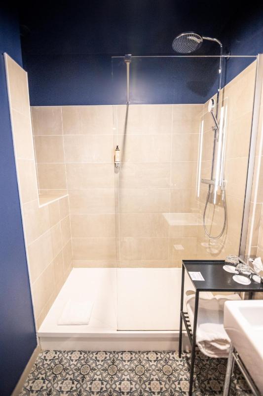 Standard King Room image 4
