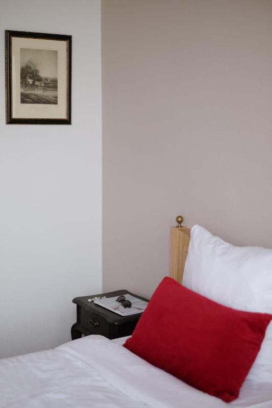 Economy Twin Room image 2