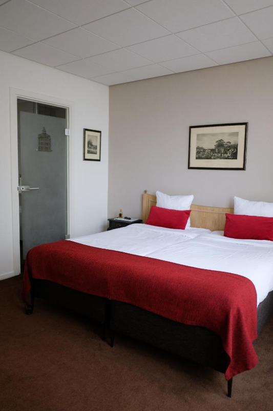 Economy Twin Room image 1