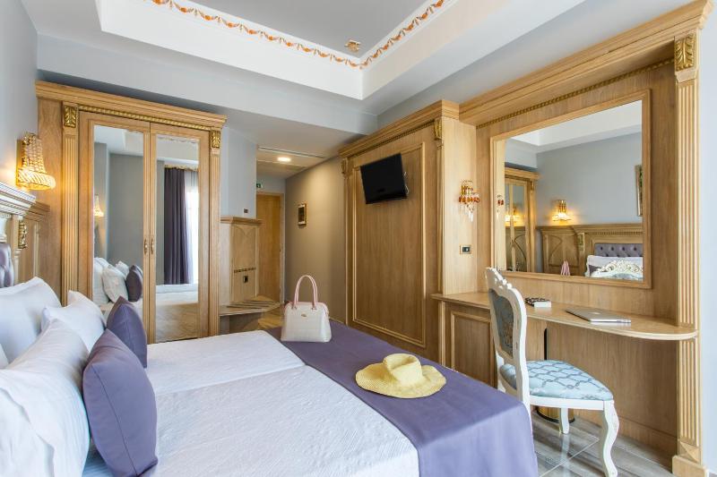 Superior Double Room with Garden View image 3