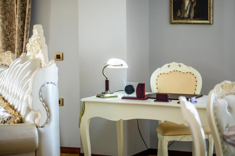 Executive Suite image 3