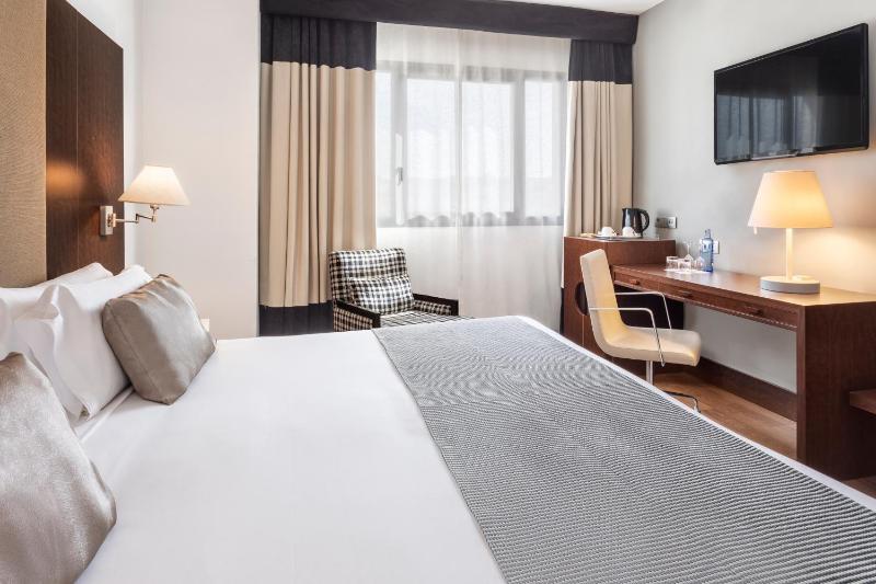 Standard Double or Twin Room image 4