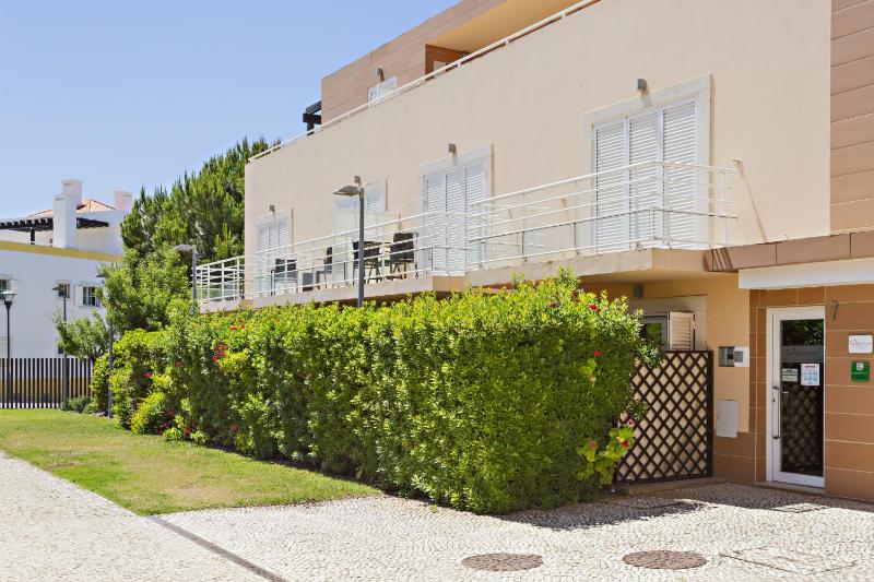 One-Bedroom Duplex Apartment image 2