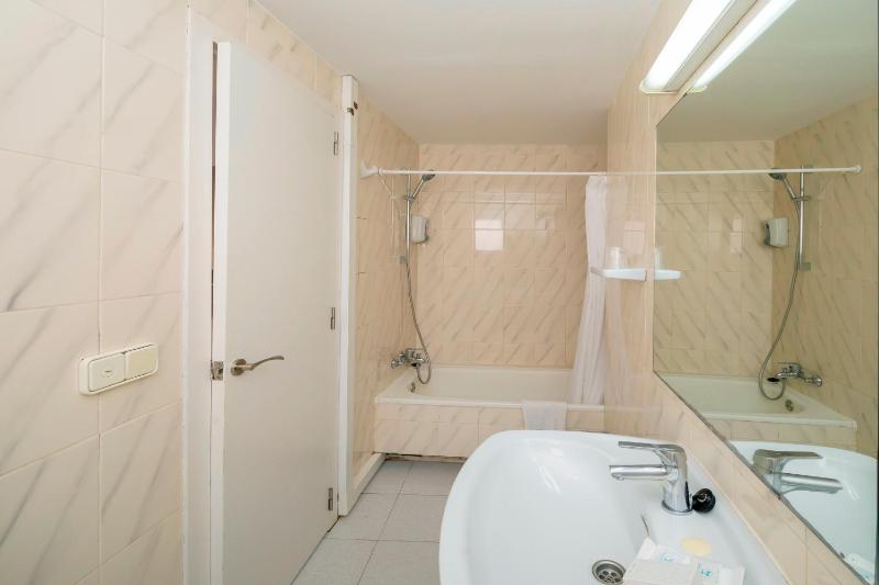 Budget Twin Room image 4