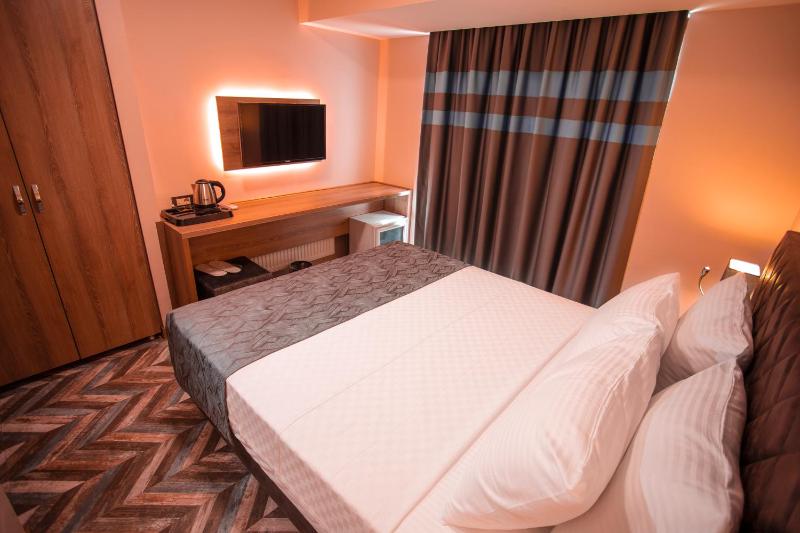 Standard Double Room image 3