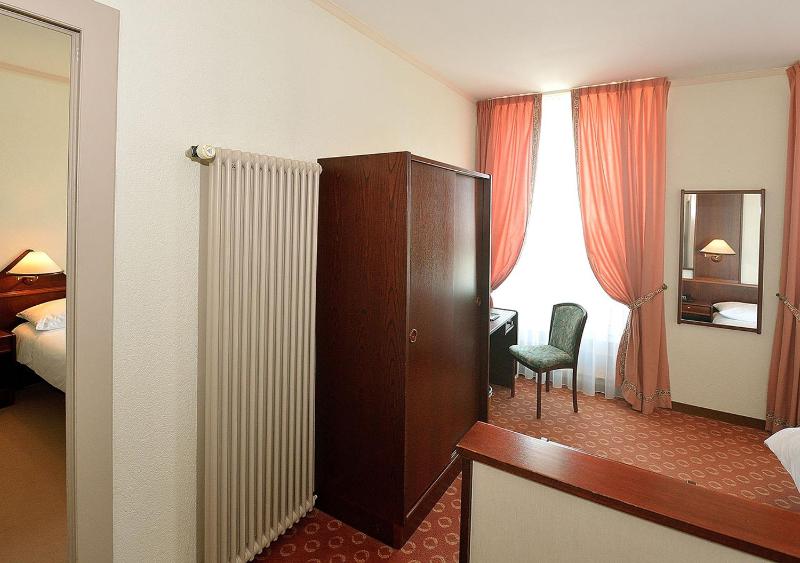 Family Room image 3