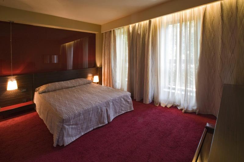 Twin Room with Garden View image 2
