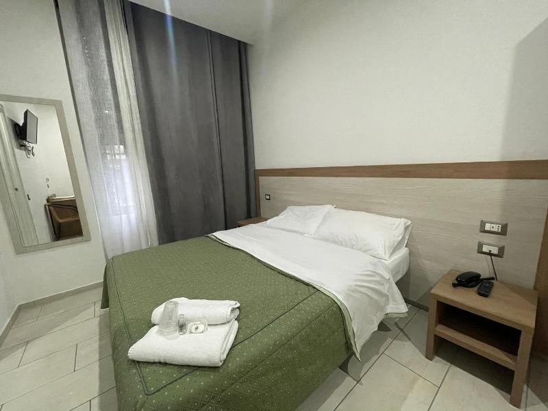 Double Room image 4