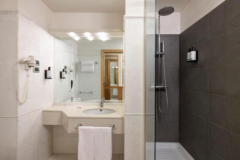 Triple Room with Balcony image 4