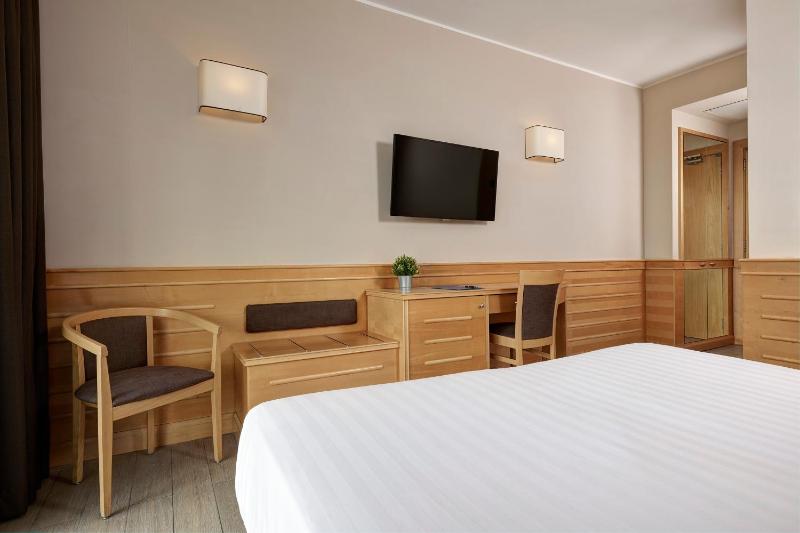 Superior Double or Twin Room with Balcony image 4