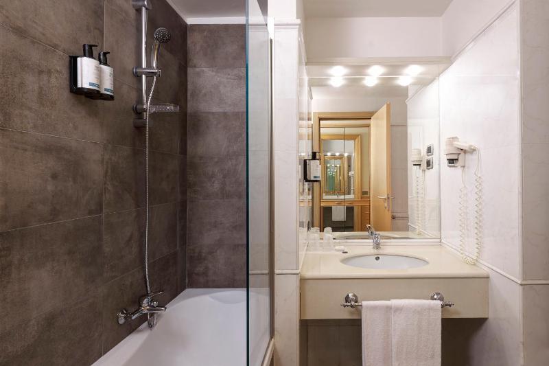 Executive Room with Balcony image 4