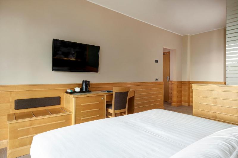 Triple Room with Balcony image 3