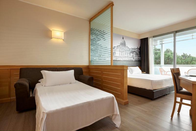 Triple Room with Balcony image 2