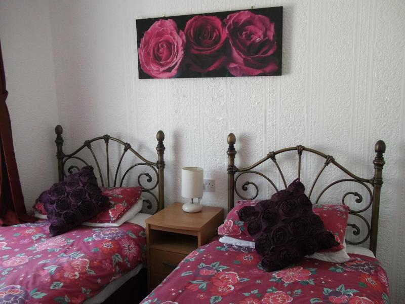 Twin Room with Private Bathroom image 4