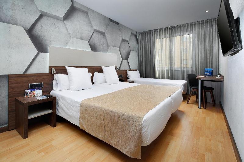 Twin Room with Extra Bed (3 Adults) image 1