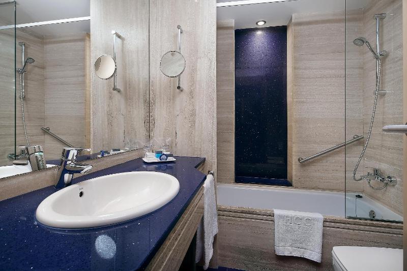 Twin Room with Extra Bed (3 Adults) image 4