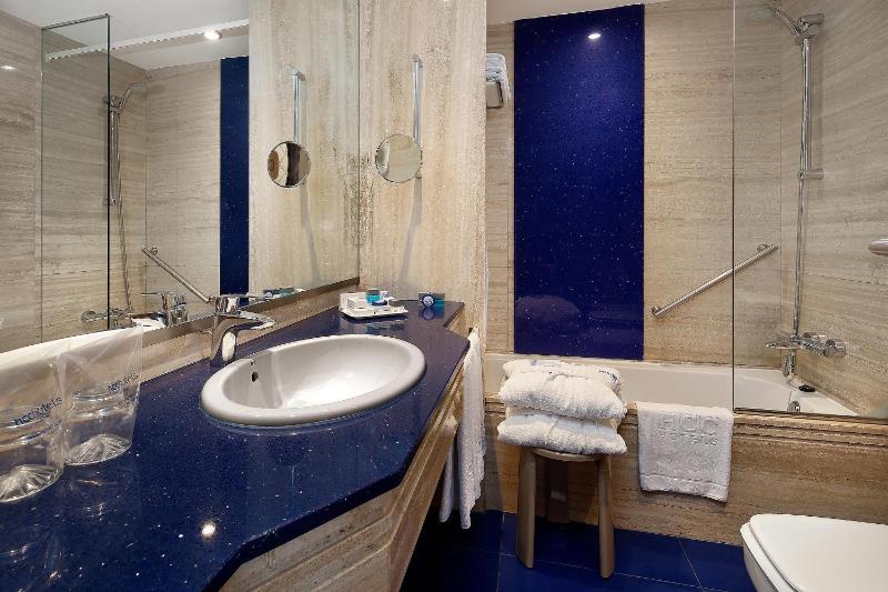 Twin Room (2 Adults) image 3