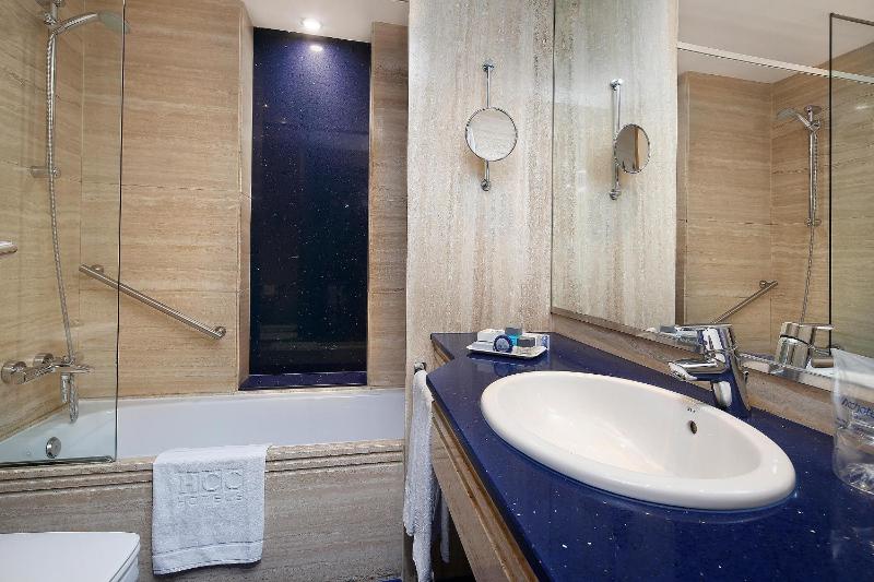 Twin Room (2 Adults) image 2