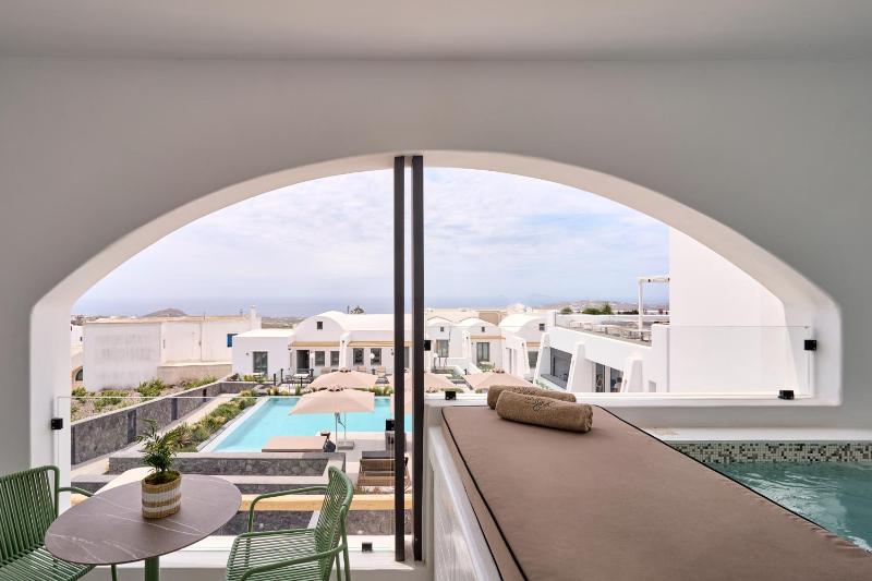 Junior Suite with Hot Tub & Pool View image 1