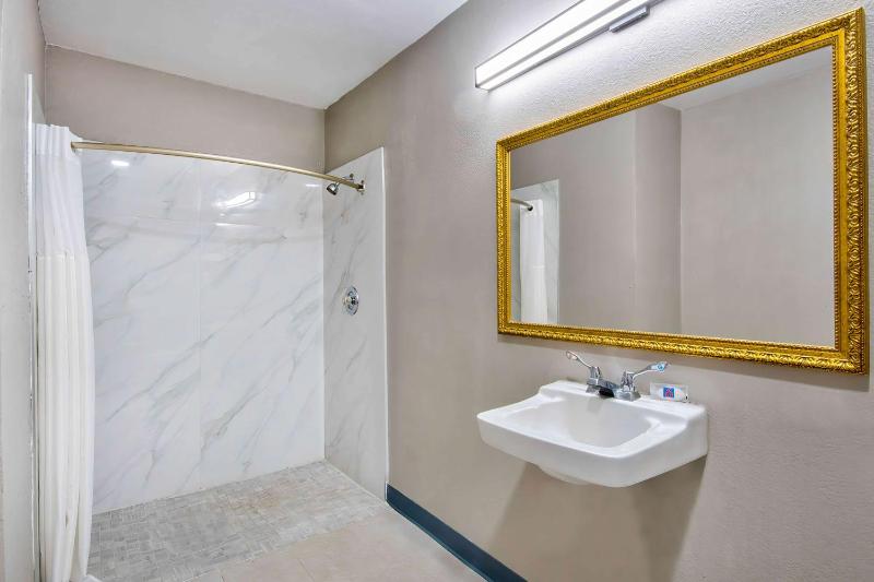King Room - Non-Smoking image 2