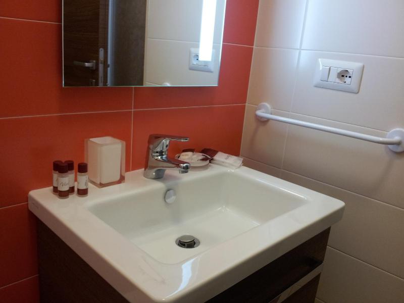 Deluxe Quadruple Room image 4