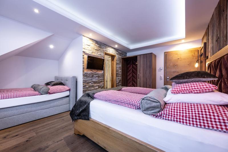 Deluxe Double or Twin Room with Balcony image 3