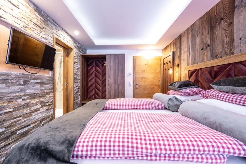 Deluxe Double or Twin Room with Balcony image 4