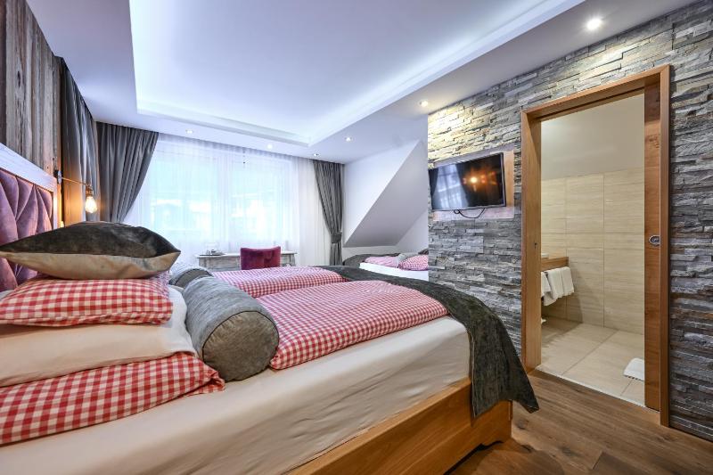 Deluxe Double or Twin Room with Balcony image 1
