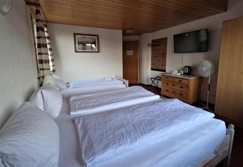 Triple Room with Bathroom image 2