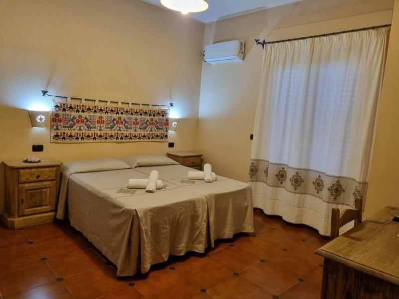Double Room with Extra Bed image 3