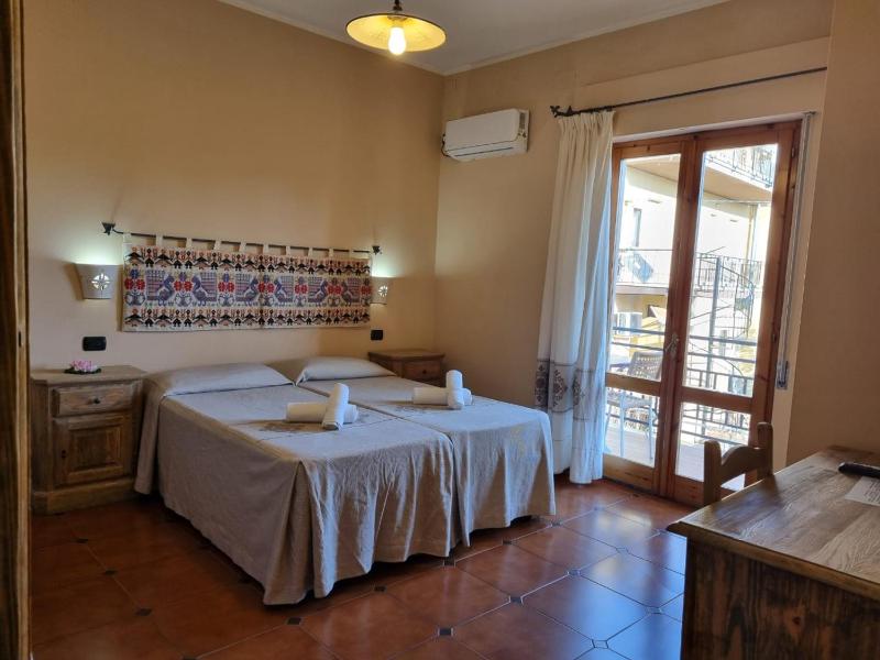 Double Room with Extra Bed image 2