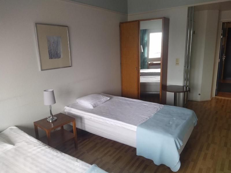Twin Room image 4