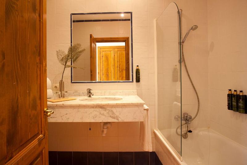 Twin Room image 2